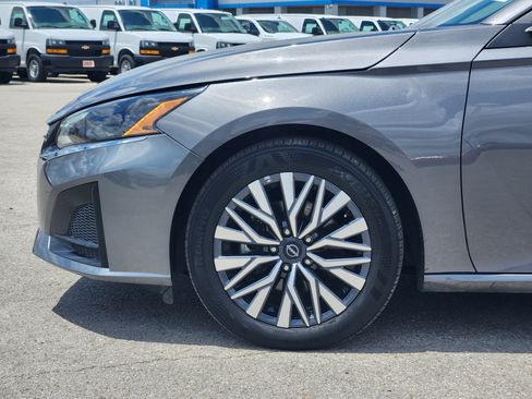 Used 2025 Nissan Altima 2.5 SV FWD image 9