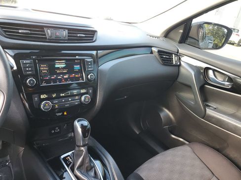 Used 2020 Nissan Rogue Sport SV FWD image 26