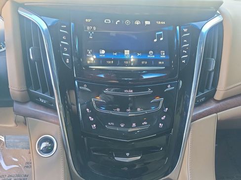 Used 2017 Cadillac Escalade Platinum image 23