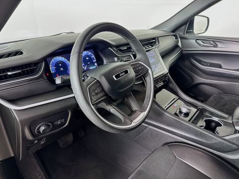 Used 2024 Jeep Grand Cherokee Altitude image 8