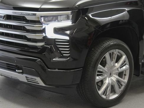 Used 2025 Chevrolet Silverado 1500 High Country w/ High Country Premium Package AWD/4WD image 5