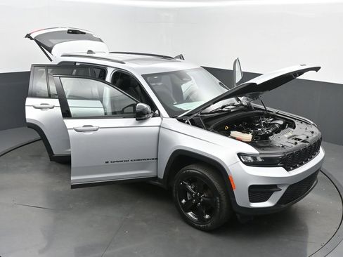 Used 2024 Jeep Grand Cherokee Altitude image 74