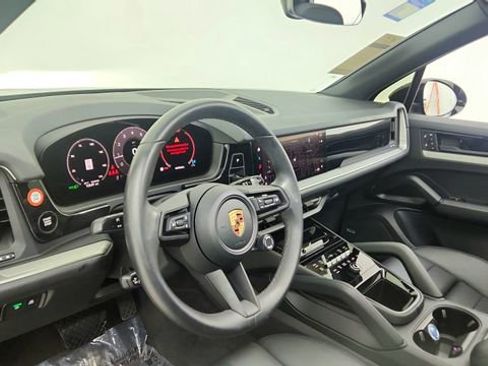 Used 2025 Porsche Cayenne w/ Premium Package image 18
