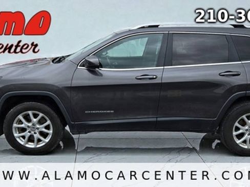 Used 2017 Jeep Cherokee Latitude AWD/4WD image 2