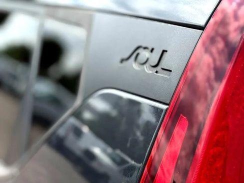 Used 2021 Kia Soul S FWD image 12