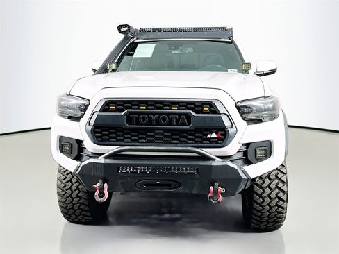Used 2022 Toyota Tacoma TRD Off-Road image 2