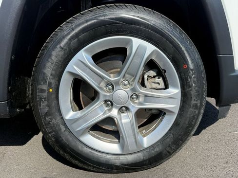 Used 2023 Jeep Compass Latitude AWD/4WD image 3