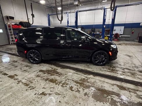 New 2026 Chrysler Pacifica Select image 4
