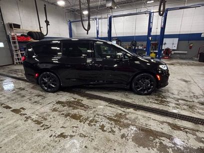 New 2026 Chrysler Pacifica Select