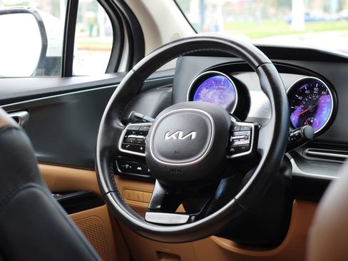 Used 2023 Kia Carnival LX FWD image 15