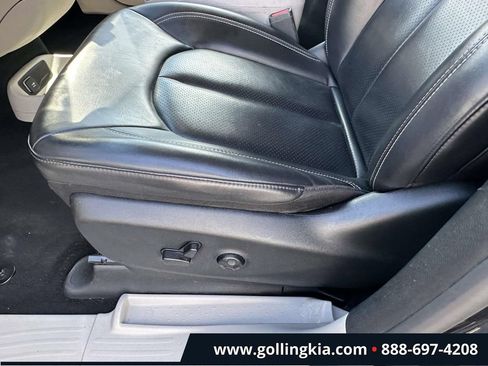 Used 2023 Chrysler Pacifica Touring-L FWD image 17