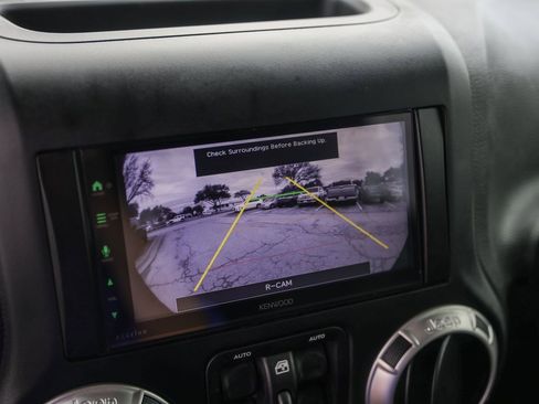 Used 2016 Jeep Wrangler Unlimited Sahara w/ Connectivity Group image 16