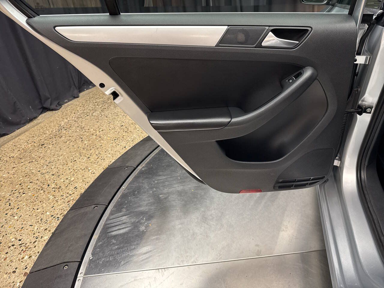 Used 2013 Volkswagen Jetta SE FWD image 18