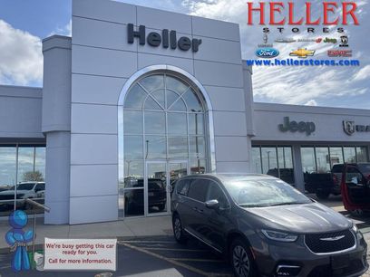 Used 2023 Chrysler Pacifica Limited w/ Uconnect Theater Family Group