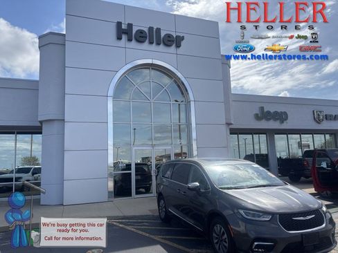 Used 2023 Chrysler Pacifica Limited w/ Uconnect Theater Family Group FWD image 1