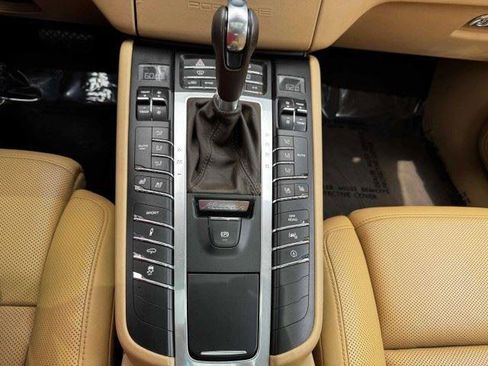 Used 2017 Porsche Macan Turbo AWD/4WD image 34