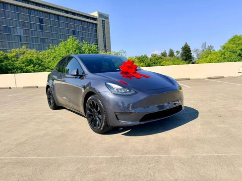 Used 2023 Tesla Model Y AWD image 1
