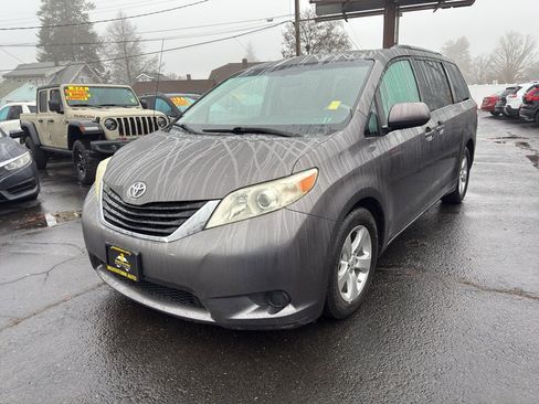 Used 2013 Toyota Sienna LE image 2