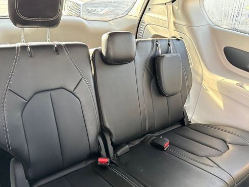 Used 2024 Chrysler Pacifica Touring-L image 10
