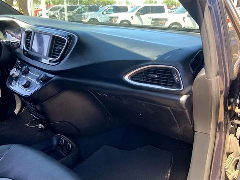 Used 2020 Chrysler Pacifica Touring w/ S Appearance Package FWD image 18