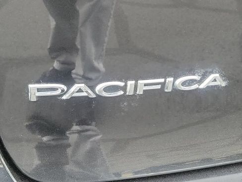 Used 2019 Chrysler Pacifica Touring-L FWD image 26