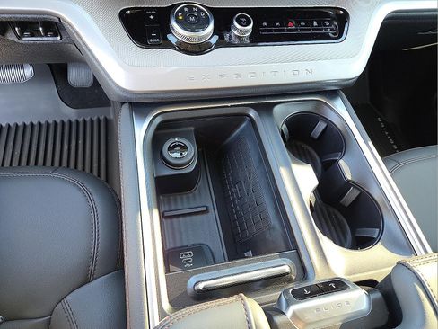 New 2025 Ford Expedition Active image 25