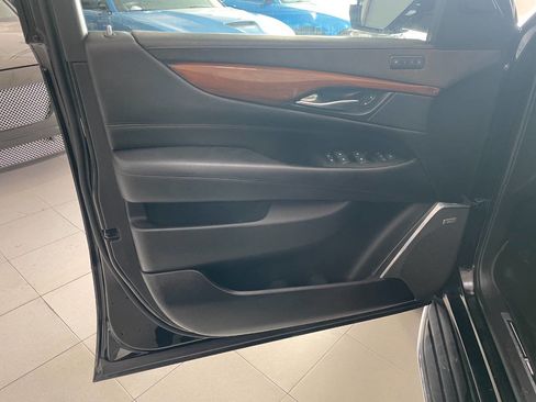 Used 2018 Cadillac Escalade ESV Luxury image 15