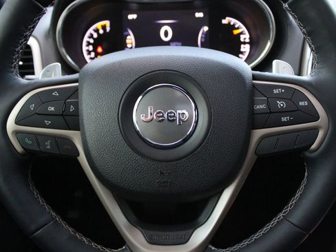 Used 2017 Jeep Grand Cherokee Overland image 16