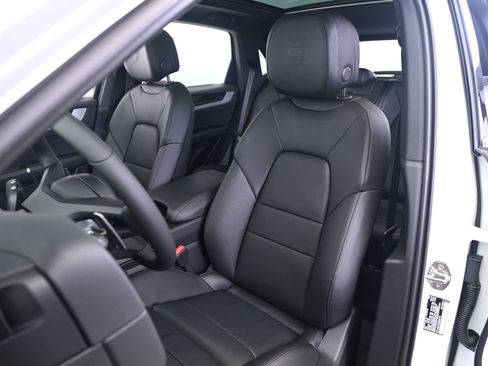 Used 2025 Porsche Cayenne image 5