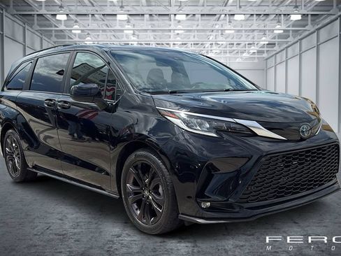 Used 2021 Toyota Sienna XSE w/ XSE Plus Package FWD image 7