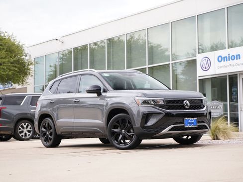 Certified 2024 Volkswagen Taos SE FWD image 1
