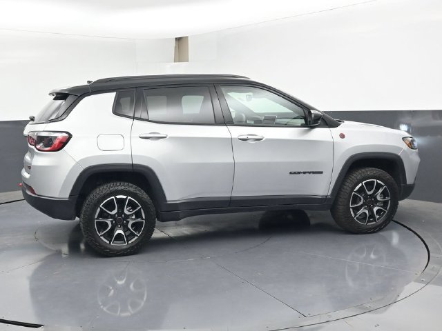Used 2025 Jeep Compass Trailhawk AWD/4WD image 3