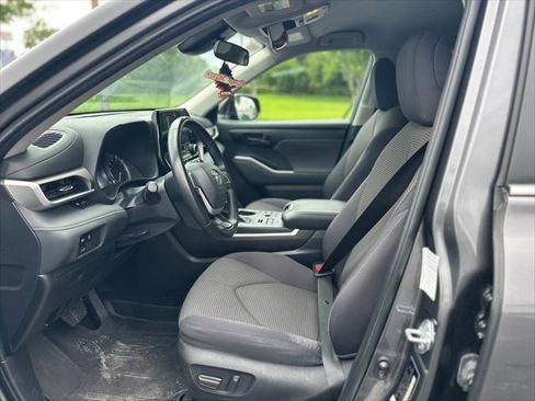 Used 2024 Toyota Highlander LE AWD/4WD image 10