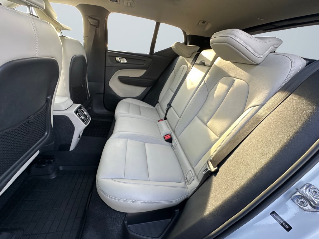 Used 2021 Volvo XC40 T5 Momentum w/ Premium Package AWD/4WD image 13