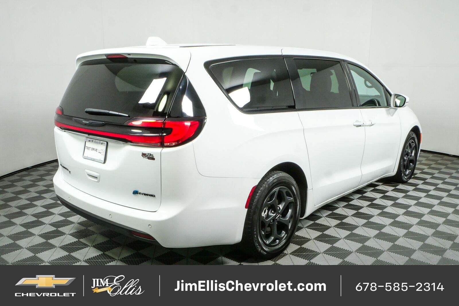 Used 2022 Chrysler Pacifica Touring-L w/ S Appearance Package FWD image 3