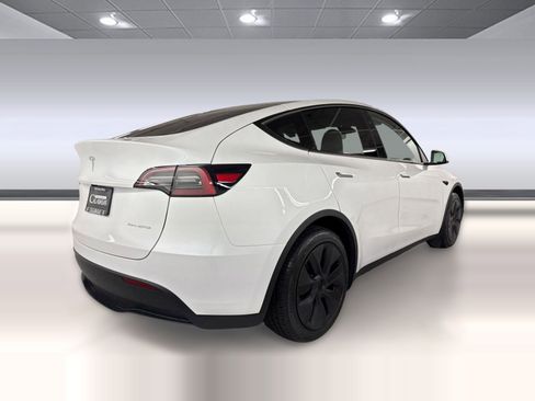 Used 2024 Tesla Model Y Long Range image 9