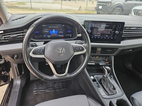 Used 2025 Volkswagen Jetta SE FWD image 17