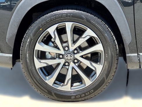 Used 2024 Toyota Corolla Cross XLE FWD image 13