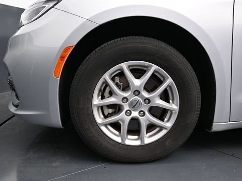 Used 2024 Chrysler Pacifica Touring-L FWD image 14