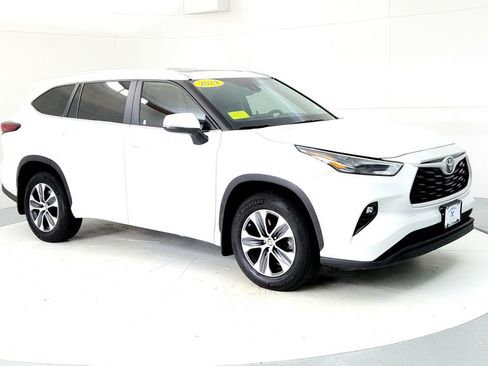 Used 2024 Toyota Highlander XLE AWD/4WD image 7