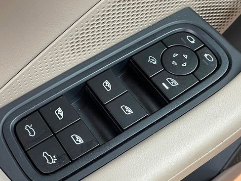 Used 2025 Porsche Macan 4 Electric image 17