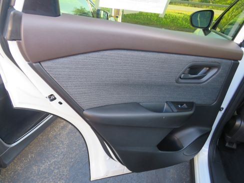 Used 2023 Nissan Rogue S image 13