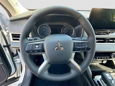 New 2025 Mitsubishi Outlander SE image 11