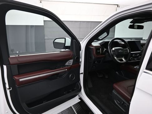 Used 2024 Ford Expedition Limited image 9