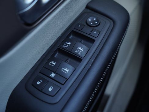 Used 2023 Chrysler Voyager LX image 15