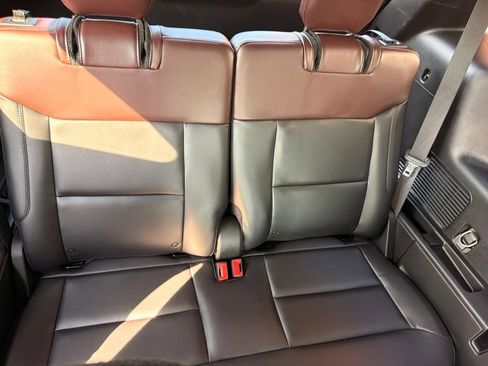 Used 2020 Ford Explorer Platinum w/ Premium Technology Package AWD/4WD image 17
