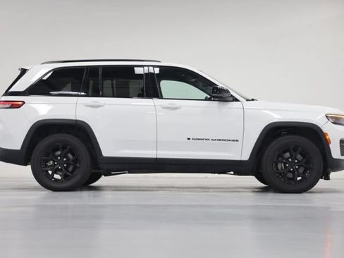 Used 2024 Jeep Grand Cherokee Altitude AWD/4WD image 15