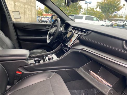 Used 2024 Jeep Grand Cherokee Altitude image 19