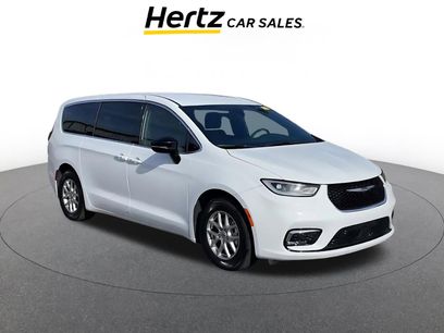 Used 2025 Chrysler Pacifica Select