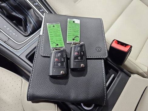 Used 2019 Volkswagen e-Golf SEL Premium image 20